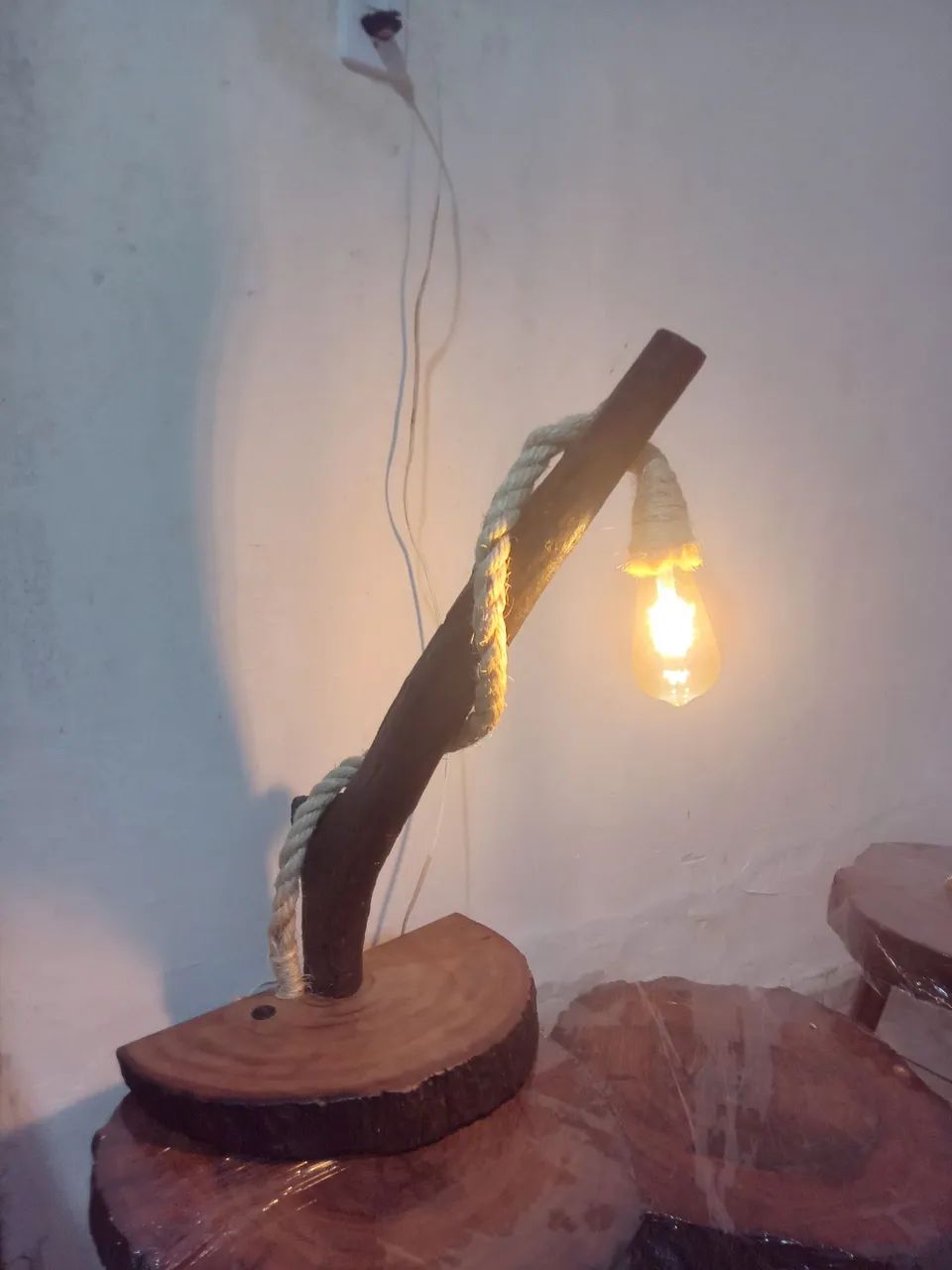 Luminaria rustica em pau ferro
