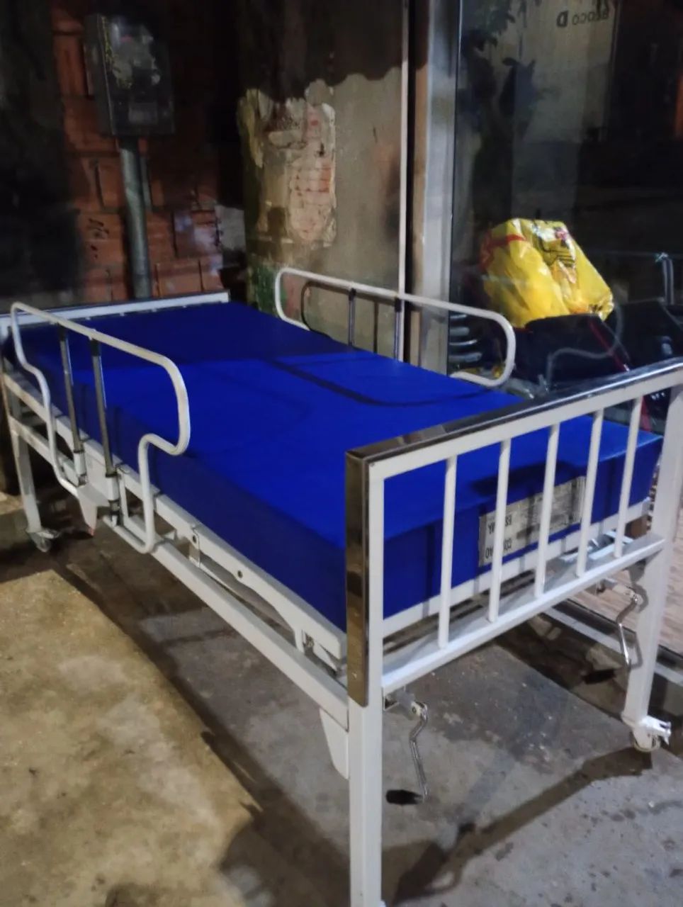 Vendo cama hospitalar com colchão 