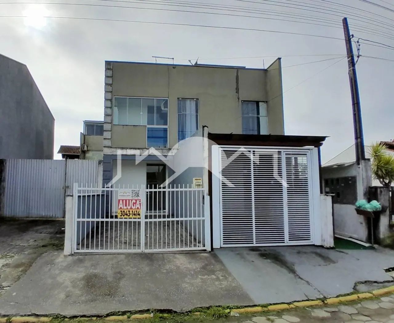 Casa Geminada Semi Mobiliada com 2 Quartos