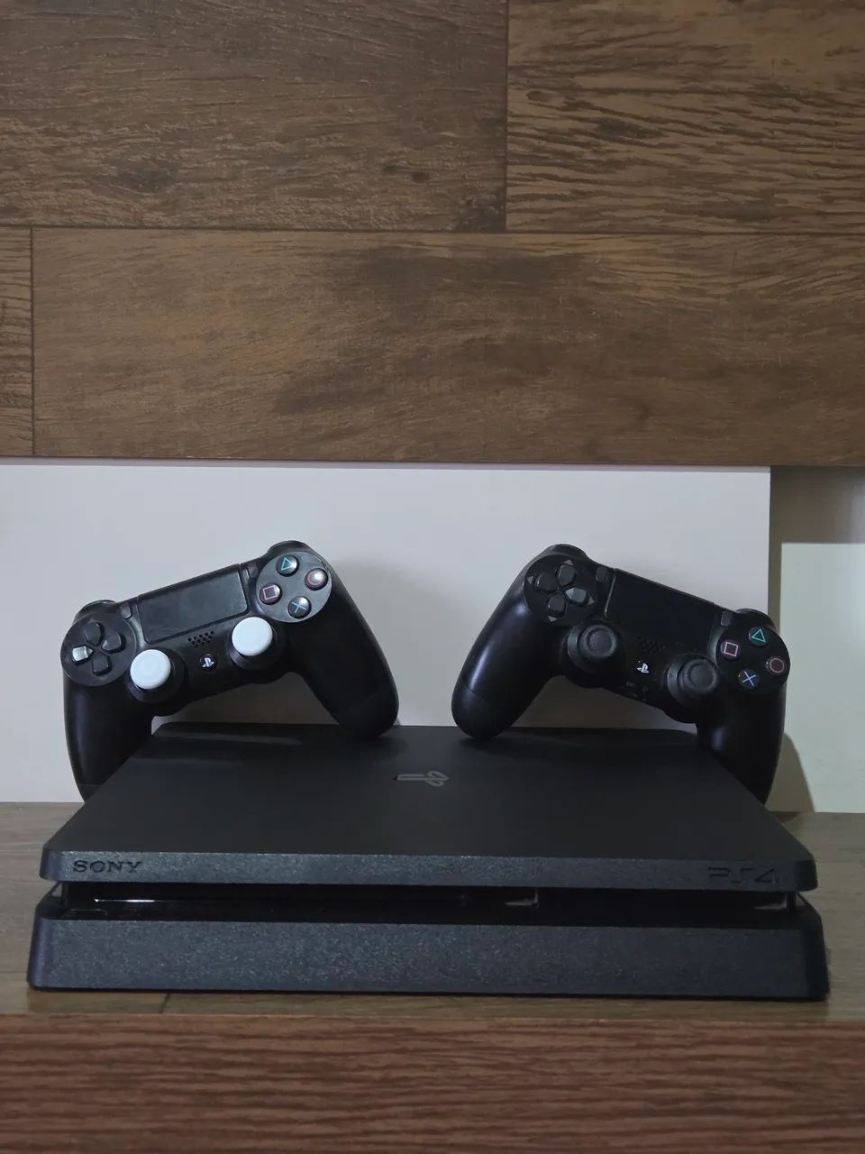 PS4 +2 Controles-Copleto<br><br>Completo e FuncionandoPS4 + 2 Controles-<br><br>Completo e Funcionando