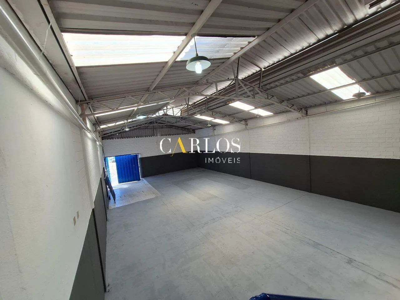 Galpão com entrada por duas ruas