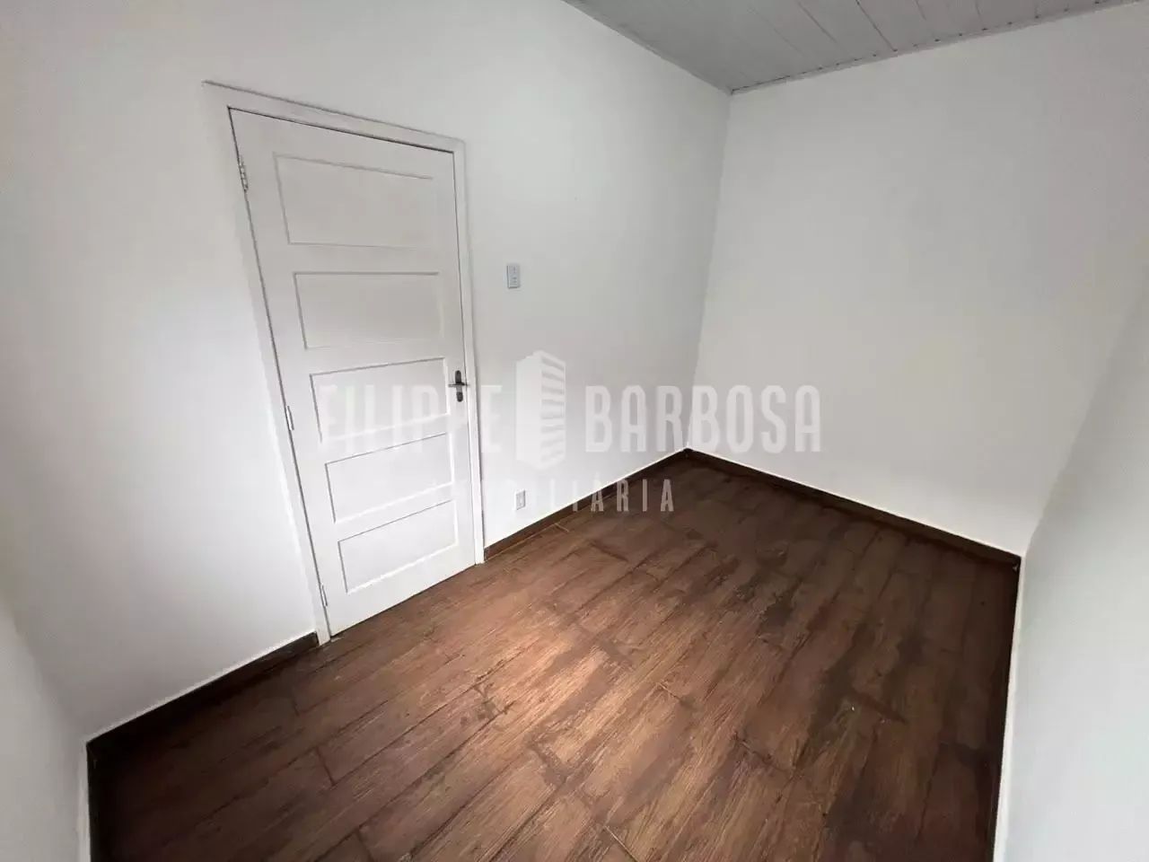 CASA LINEAR - 2 QUARTOS - QUINTAL - TODA REFORMADA - Foto 4