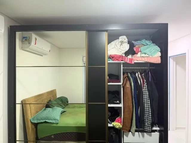 Guarda Roupas - 2m20 x 2m35 - com espelho com 2 cabideiros e gavetas - usado - Foto 3