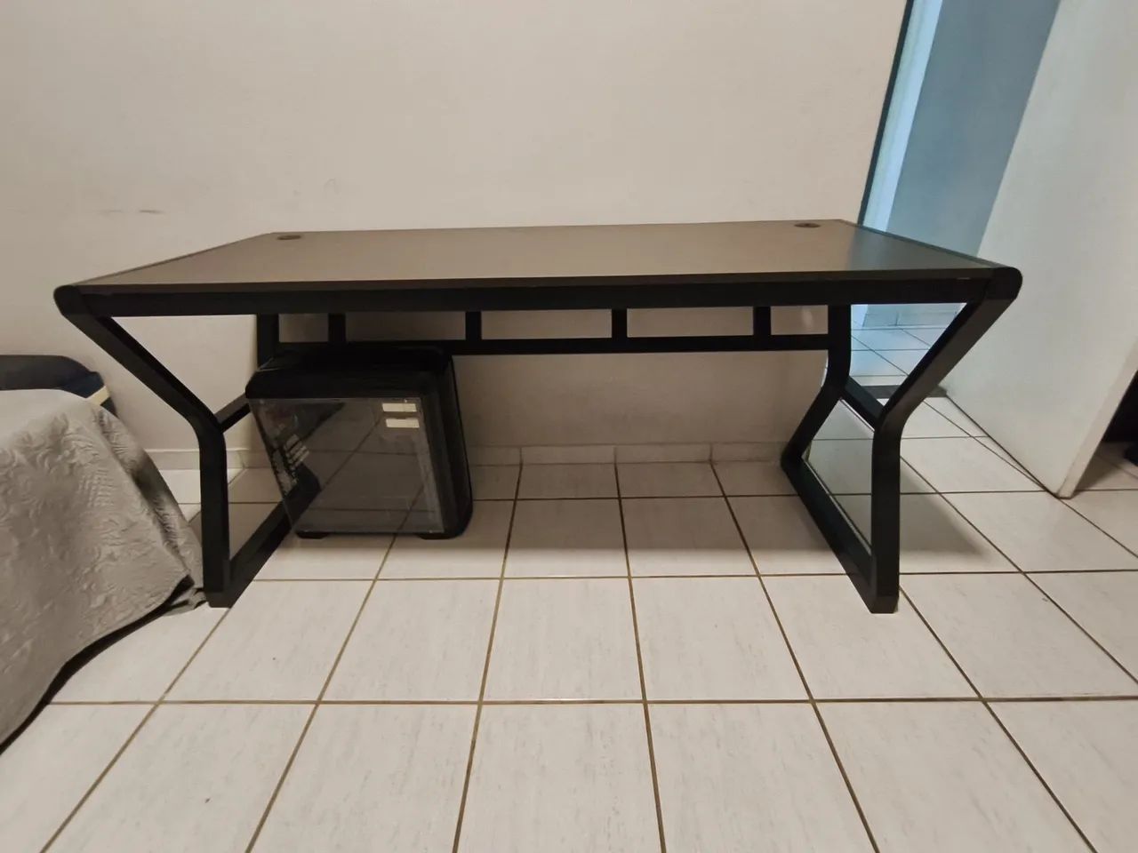 Mesa escritório + organizador de cabos 