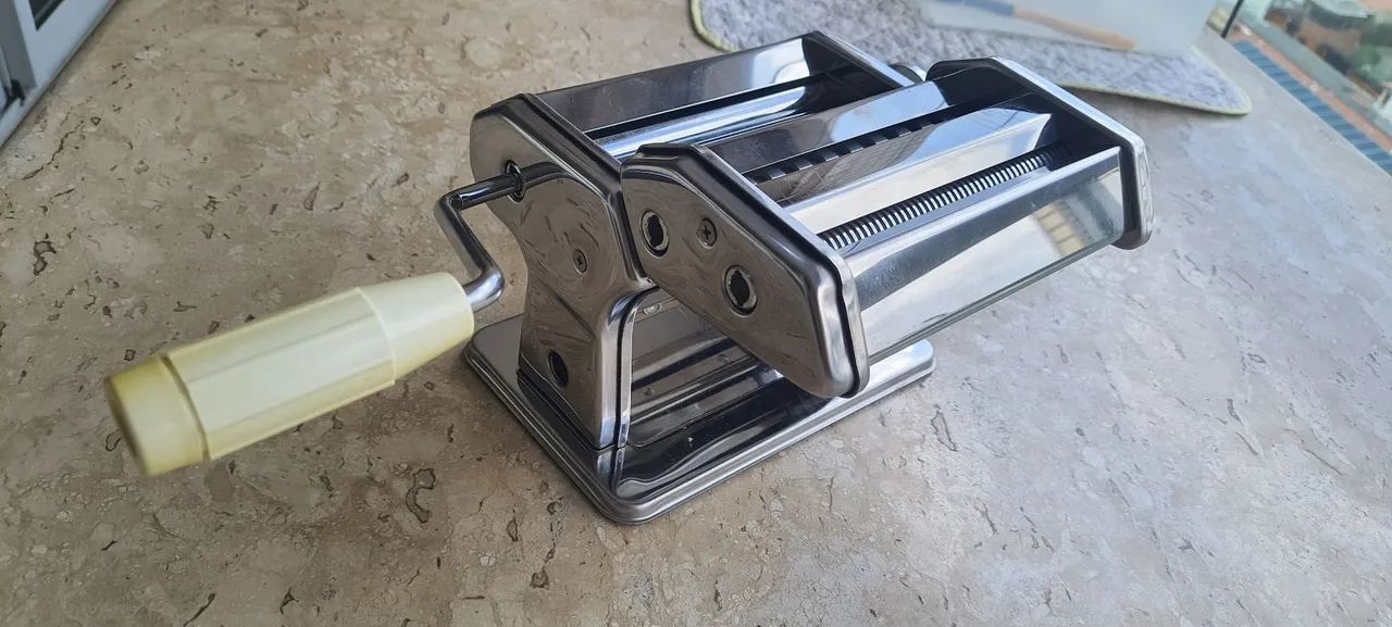 Máquina de Macarrão Manual / Cilindro de Massa Inox cromado - Massas Frescas  - Foto 3
