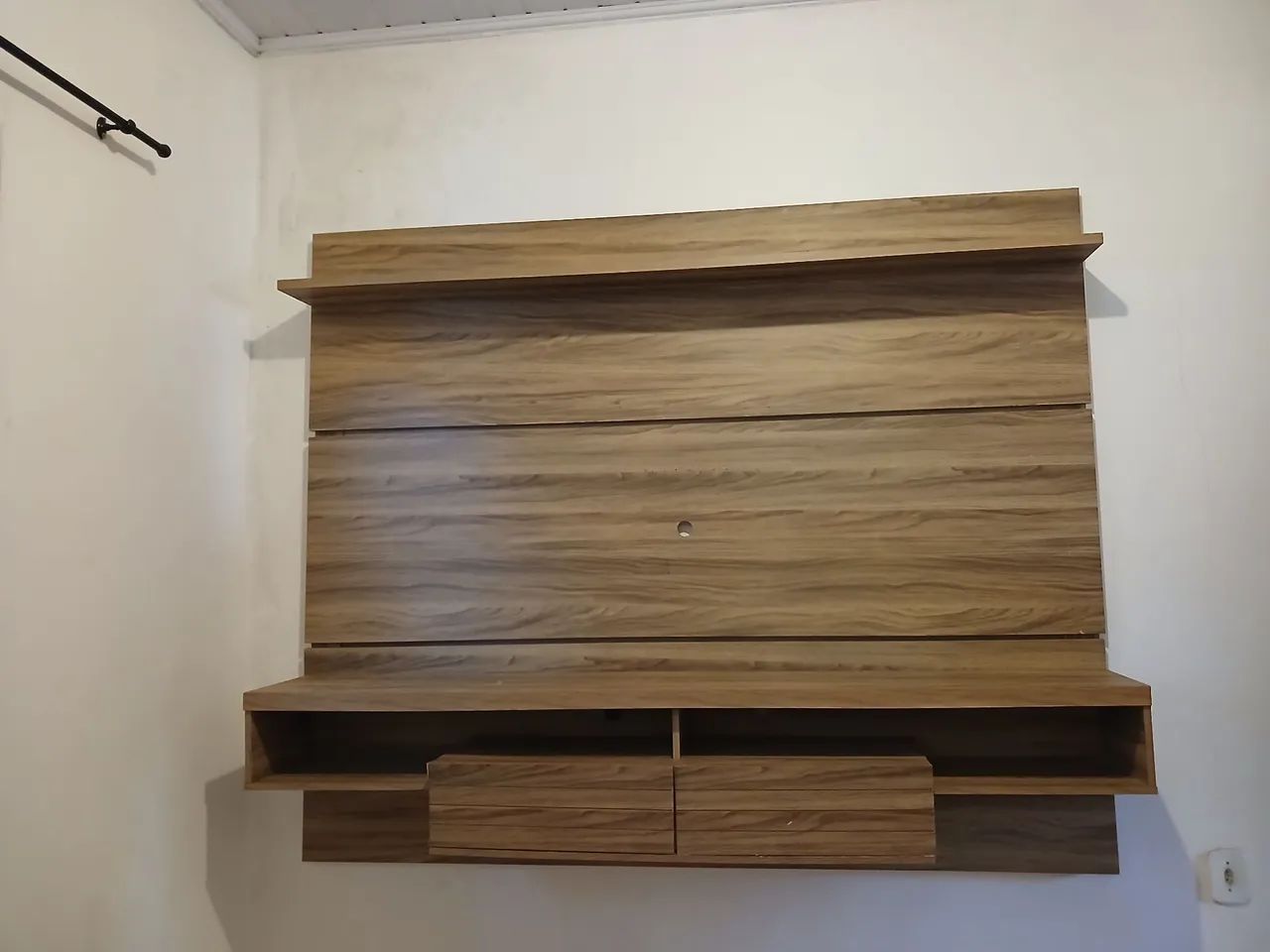Painel suspenso com rack integrado suporta tv de ate 65 polegadas 