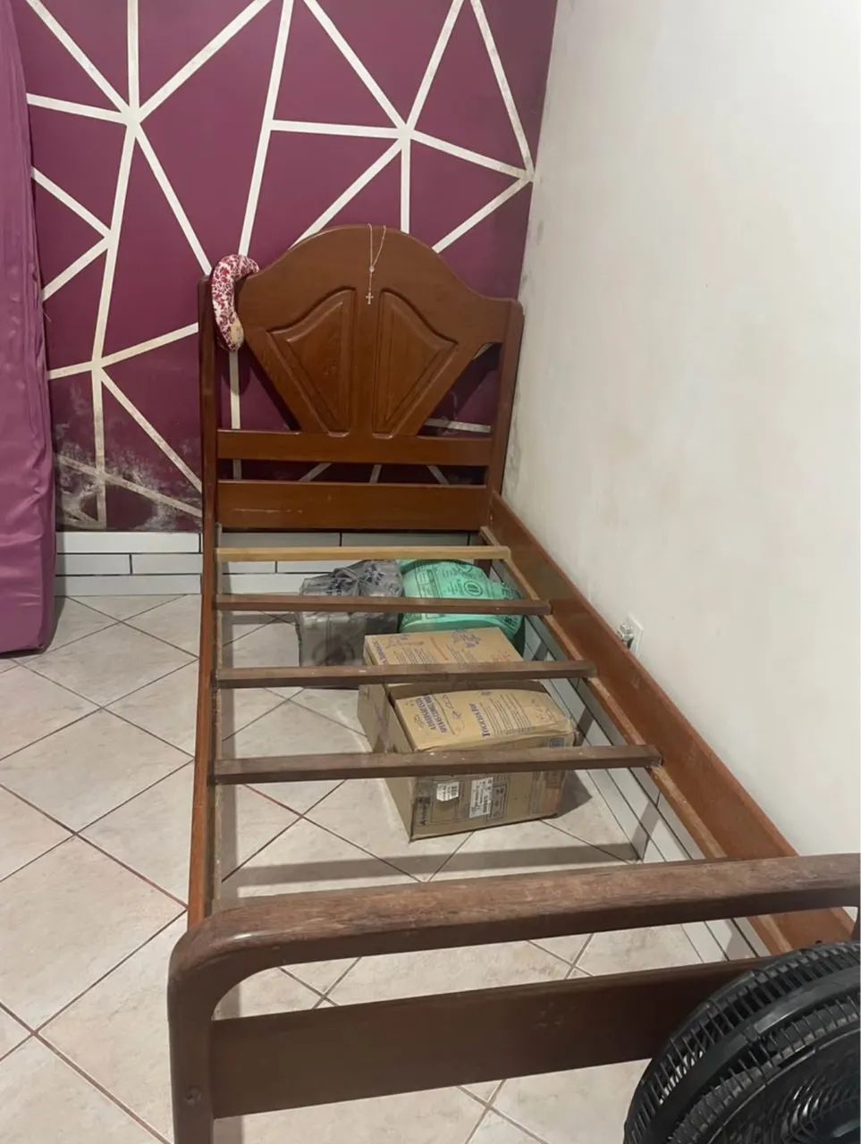 Cama de madeira de solteiro 