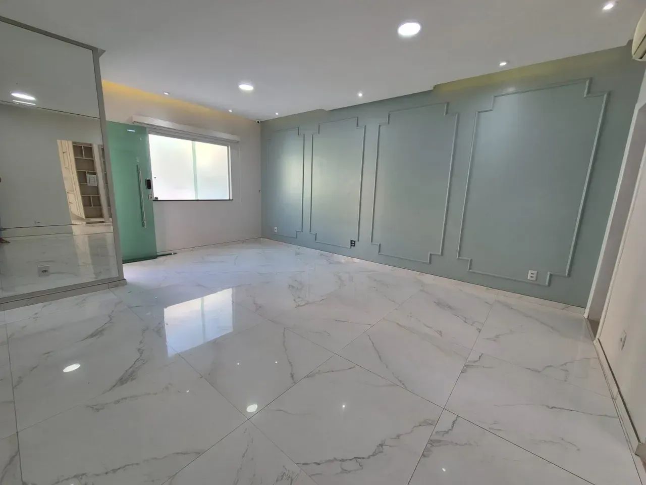 Casa Duplex com 03 quartos e área externa disponível para aluguel