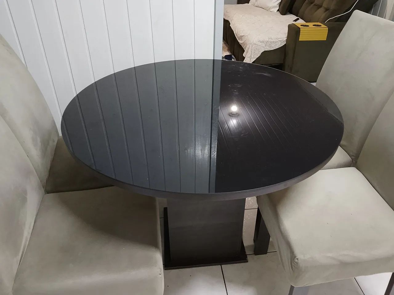 Vendo mesa com 4 cadeiras  - Foto 2
