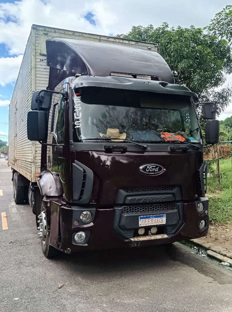 Vendo este lindo caminhão Ford Cargo 2429,ano 2013 Baú com 10m de comprimento , 18 palates - Foto 2