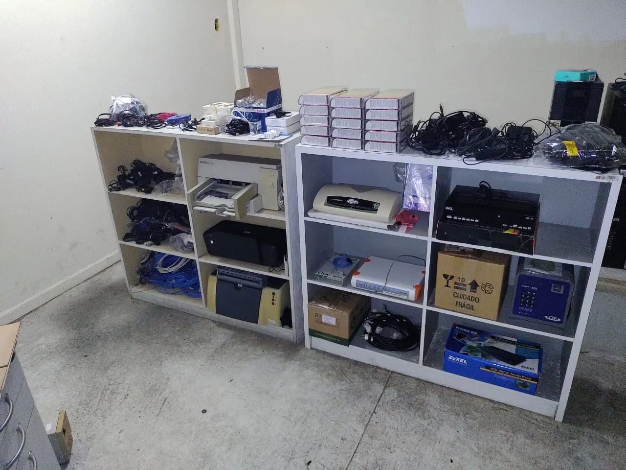 Rack para computador, tipo escrivaninha, em Mdf, original. E outros! - Foto 4