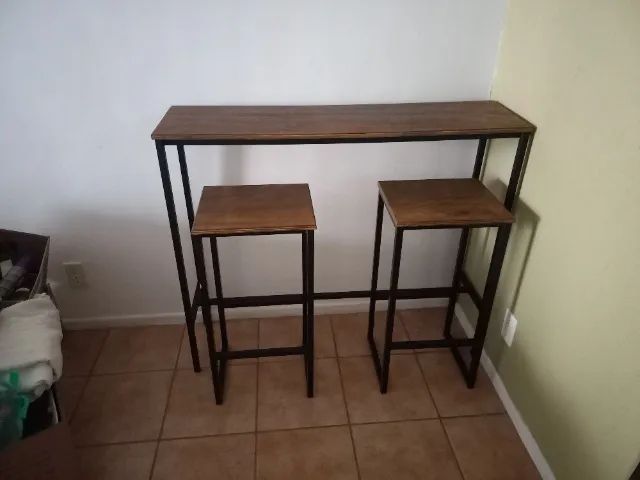 Balcão com duas banquetas industrial