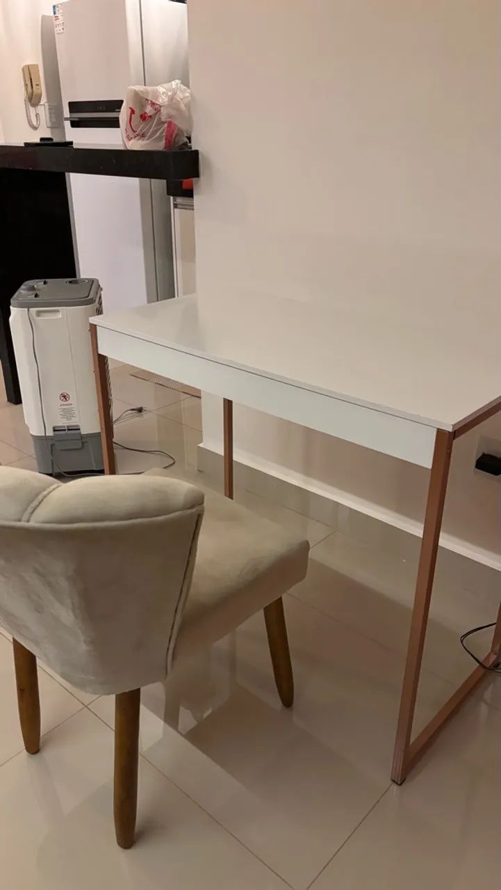 Mesa com cadeira estofada bege - Foto 4