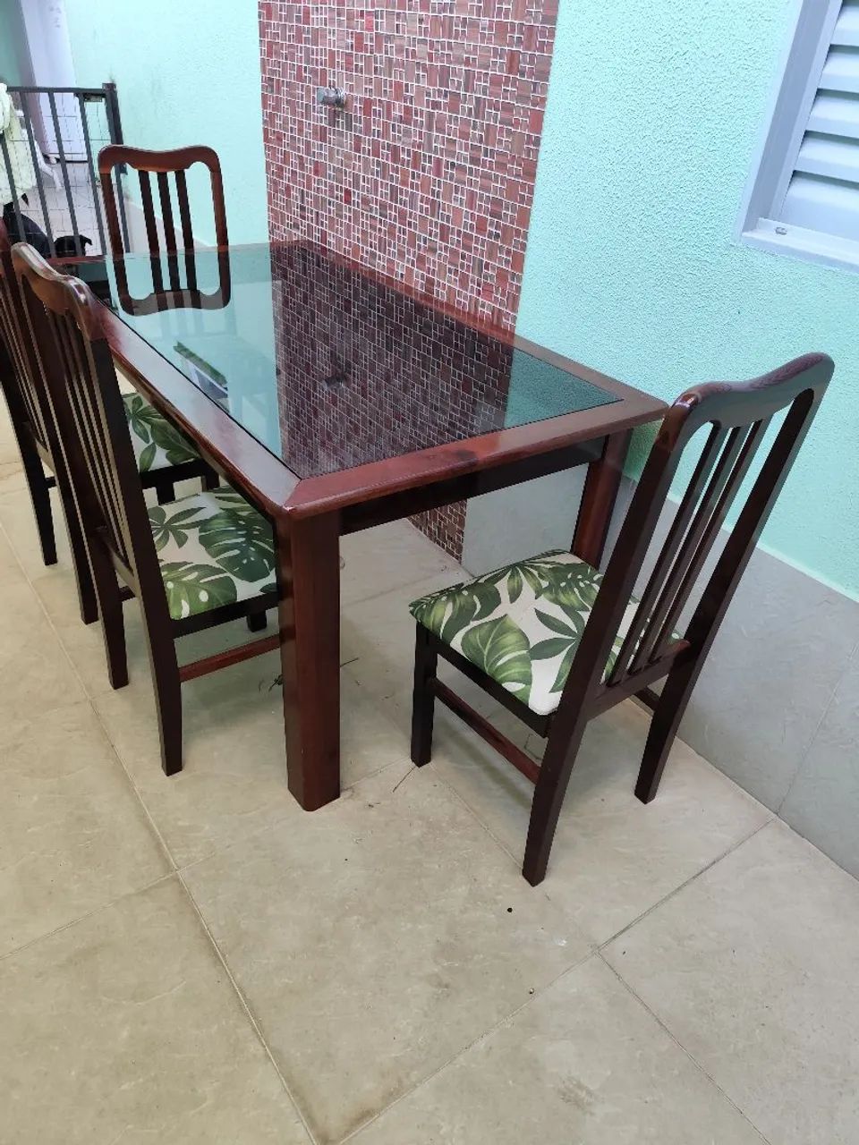 Mesa de jantar de seis lugares, com tampo de vidro + 4 cadeiras  - Foto 4