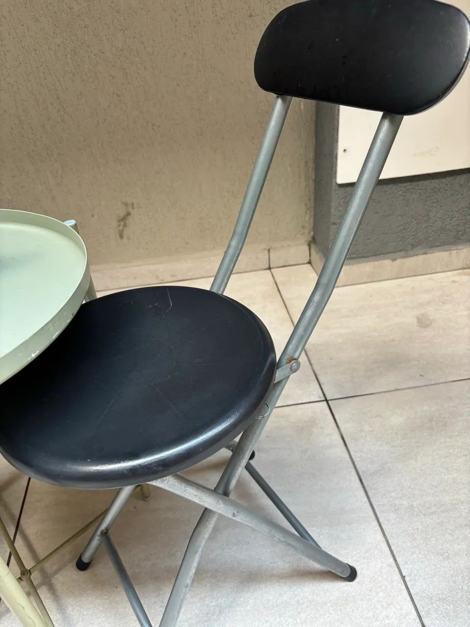 3 ITENS =Mesa redonda com duas cadeiras de abrir e fechar  - Foto 3