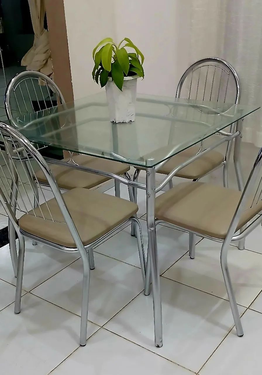 Mesa de Vidro com 4 Cadeiras  - Foto 2
