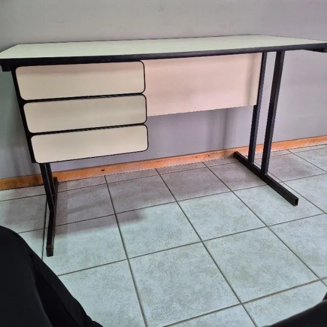 Mesa de escritório de ferro e MDF - Foto 4