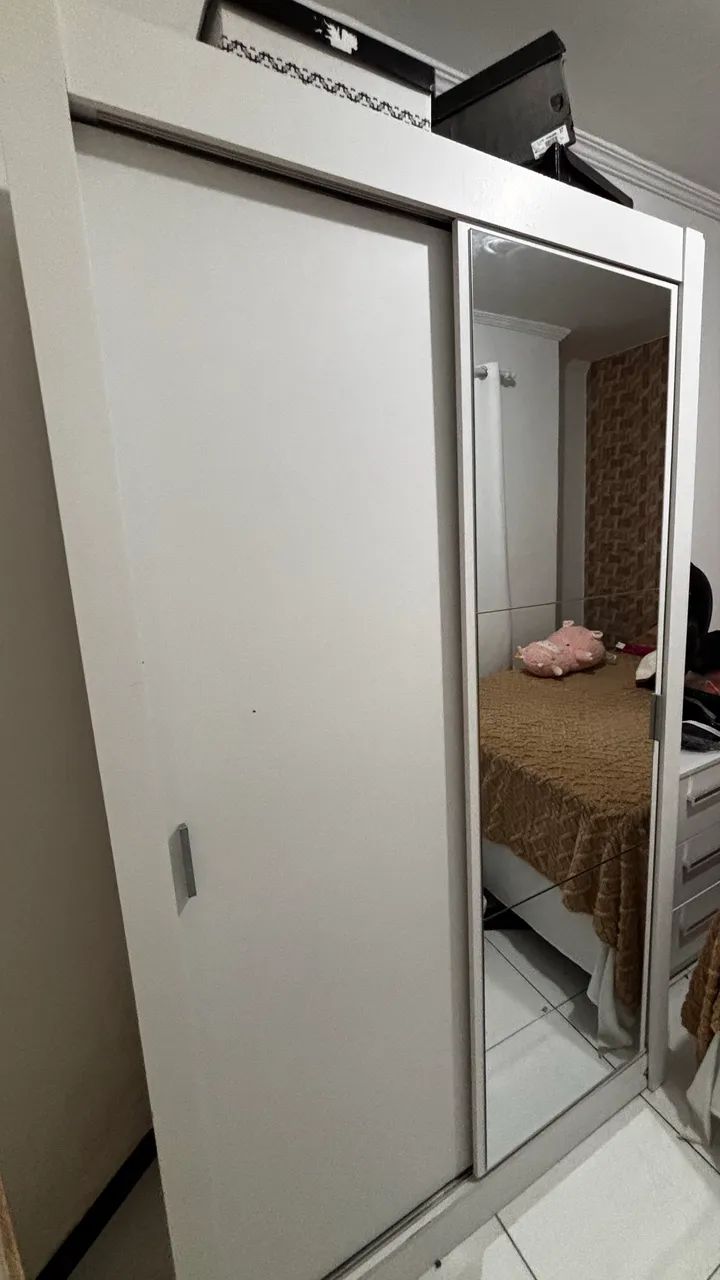 Vende-se guarda roupa branco com espelho 