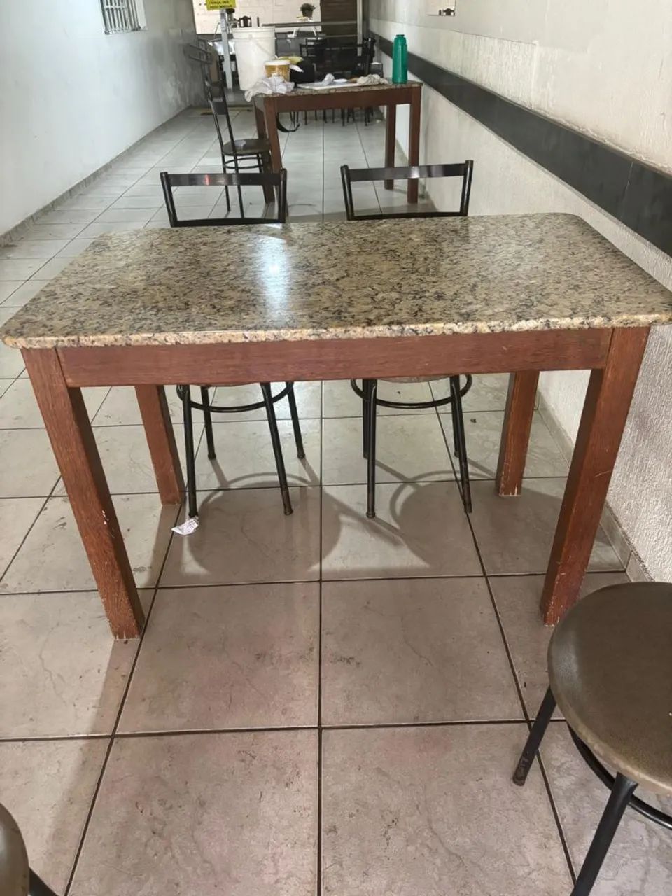 Mesa de madeira com tampo de granito 