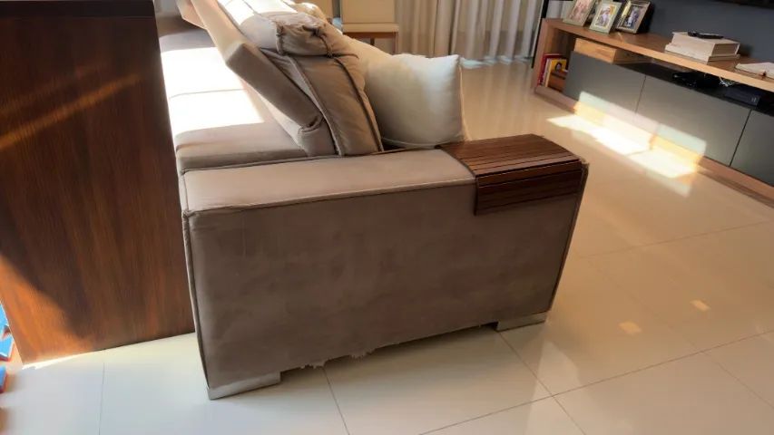 Sofá Retrátil e Reclinável 2,87m Suede Bege 4 Lugares com Bandeja de Braço - Foto 3