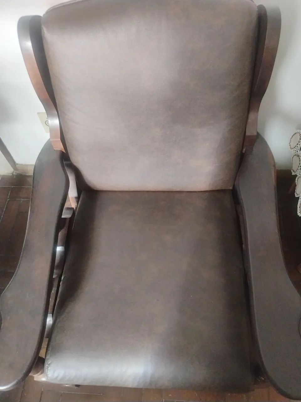 Vendo jogo de sofá completo de madeira com almofadas de couro - Foto 4