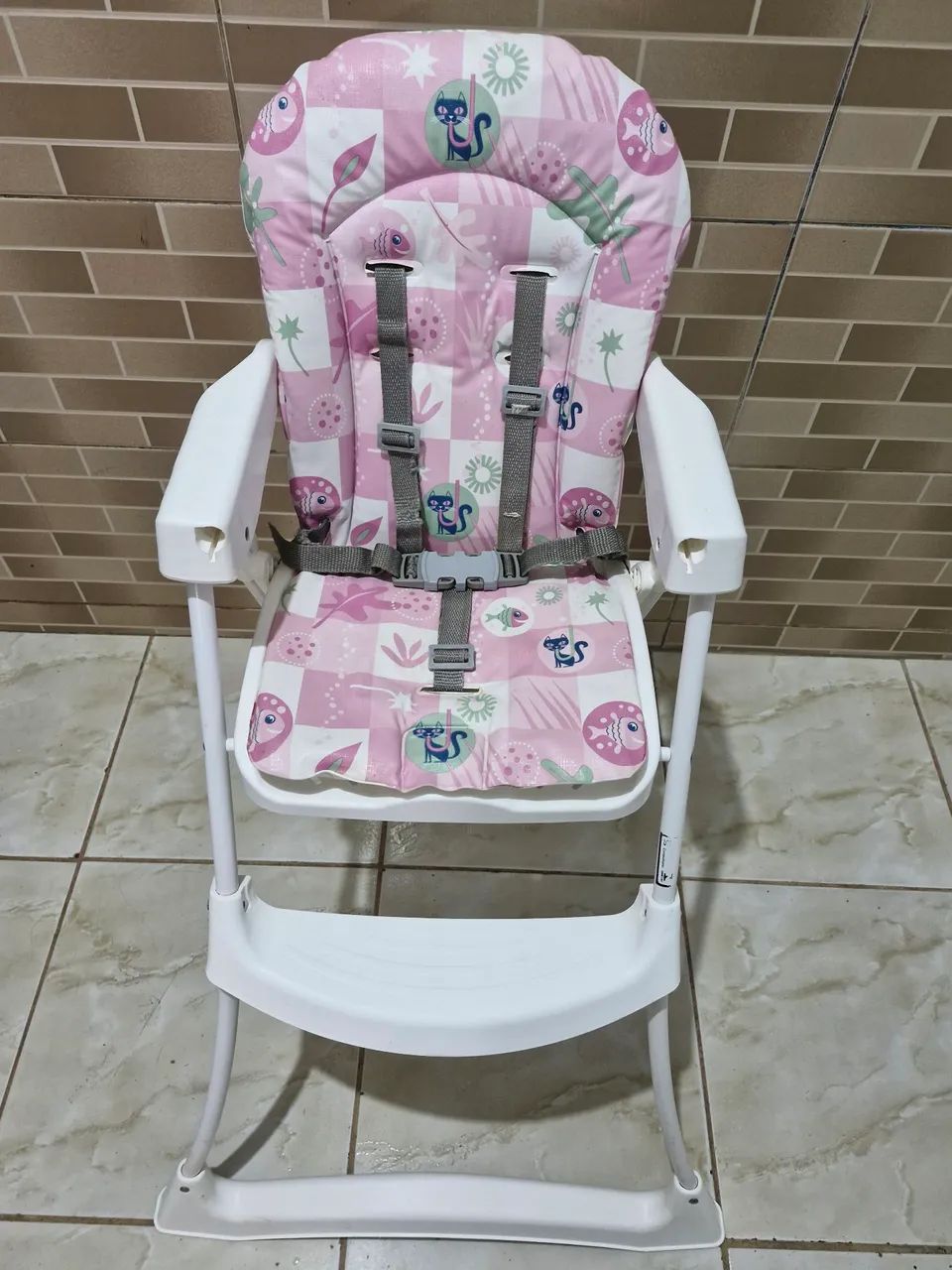 Cadeira infantil de alimentação 