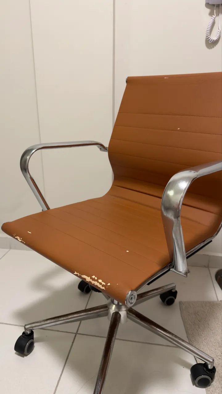 Cadeira Presidente Eames em Alumínio - Base Cromada | Ótimo Estado - Foto 2