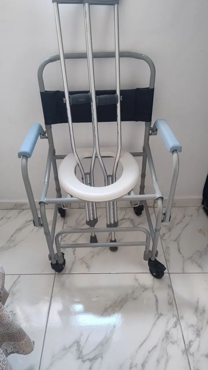 Cadeira de banho e muleta  - Foto 2
