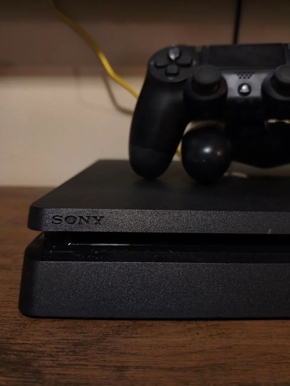 PS4 Slim + 2 Controles - Foto 5