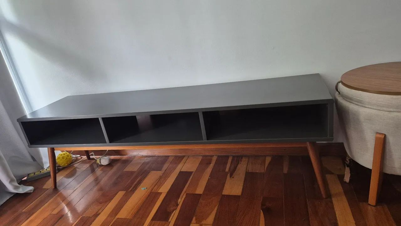 Rack cinza pé palito lojas Oppa Design