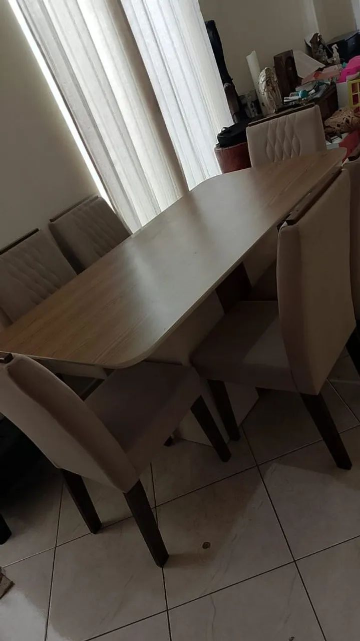 Mesa de jantar usada com 06 cadeiras