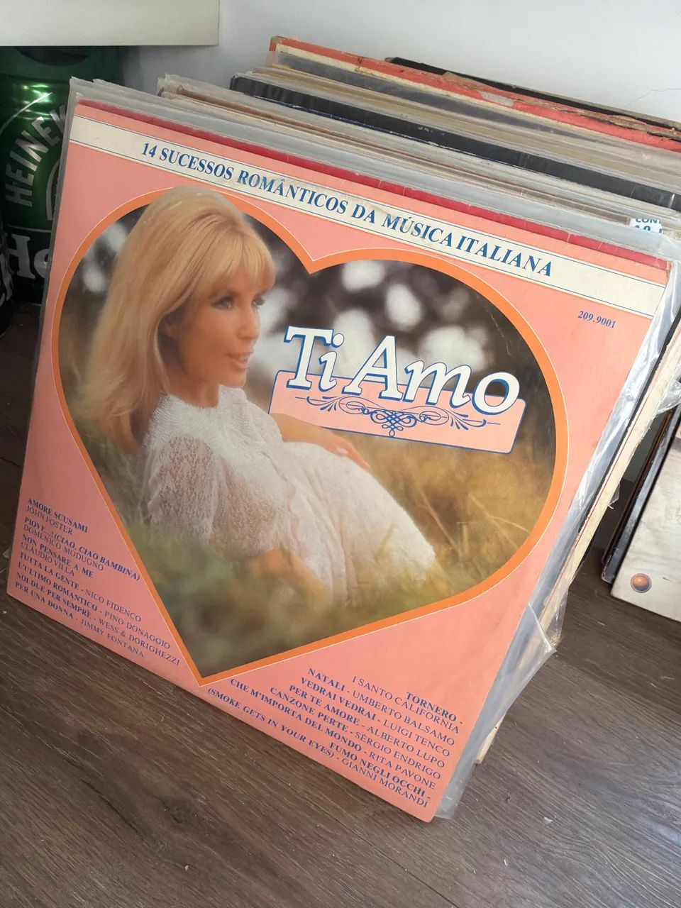 Caixa com mais de 100 LPs de vinil antigos variados - Foto 2