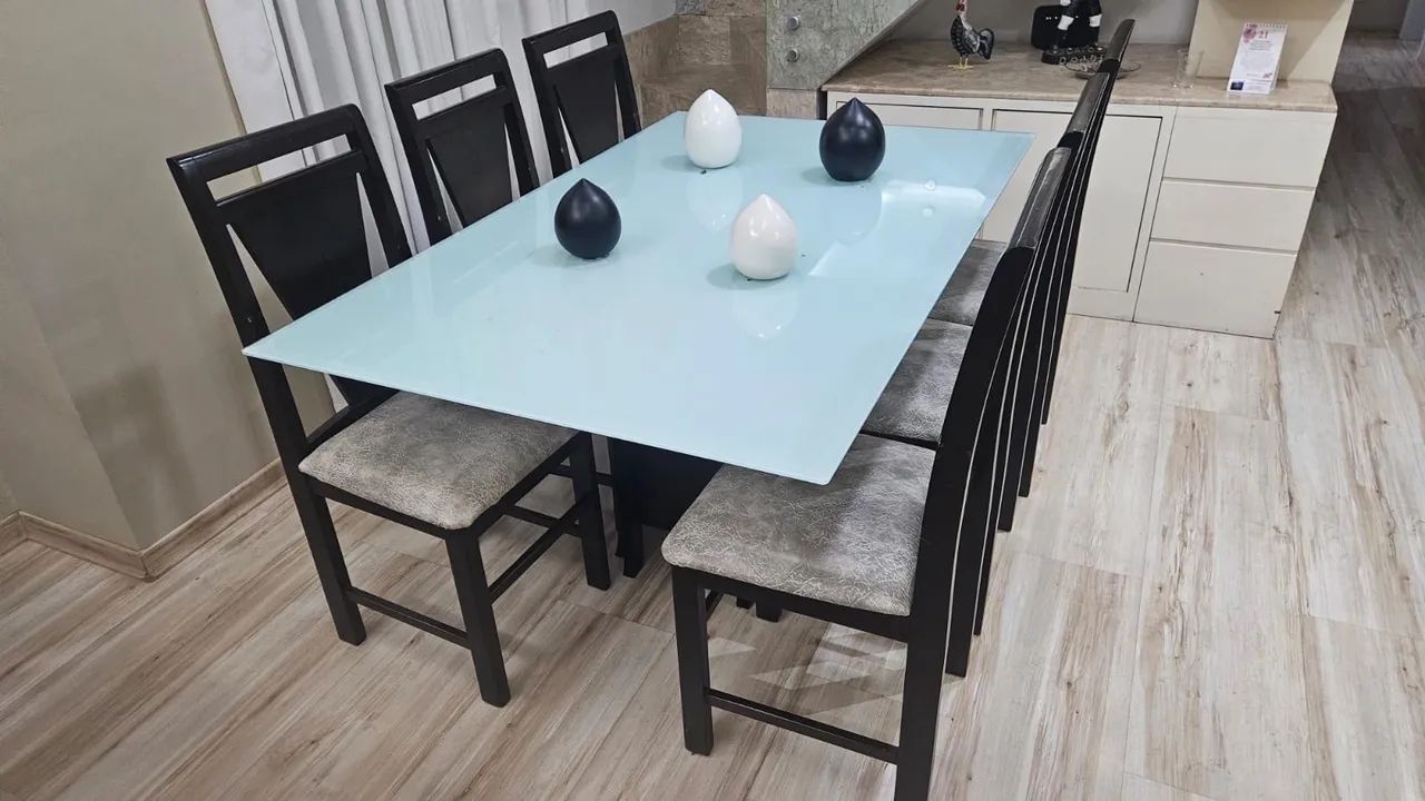 MESA MADEIRA COR TABACO COM 6 CADEIRAS