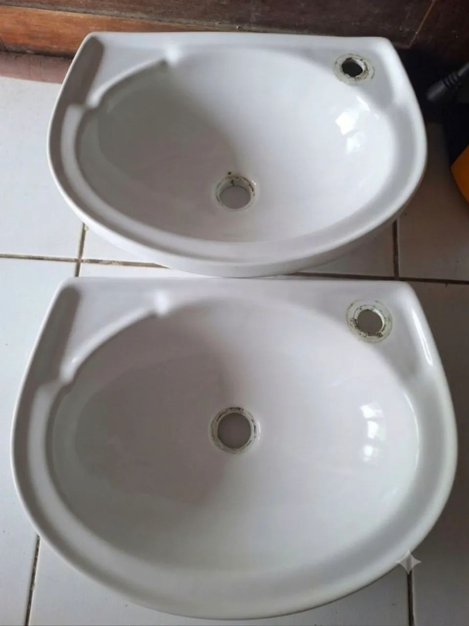  Par de pias / lavatórios de cerâmica para banheiro - Usadas