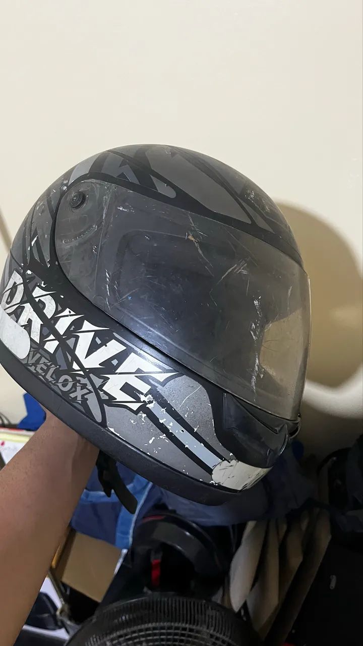 Capa de chuva e capacete 