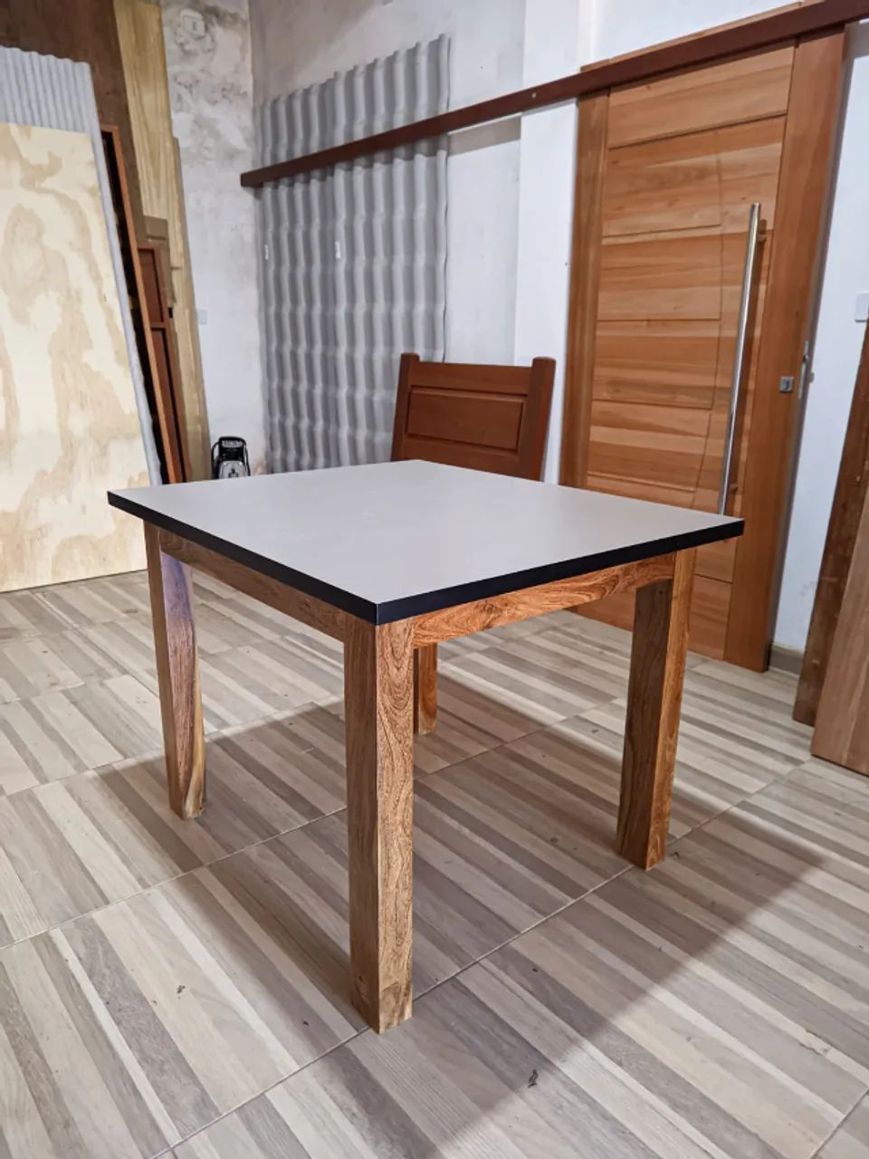 Mesa de Jantar MDF e Madeira | Compacta e Elegante