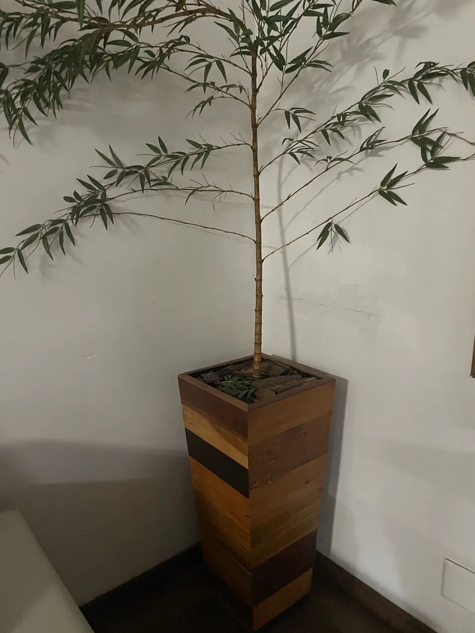Vaso grande de madeira com bambu musso artificial 
