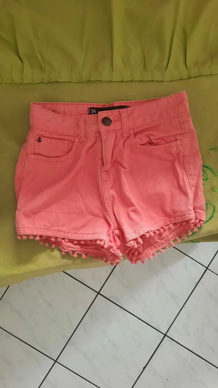 Short feminino rosa com pompons
