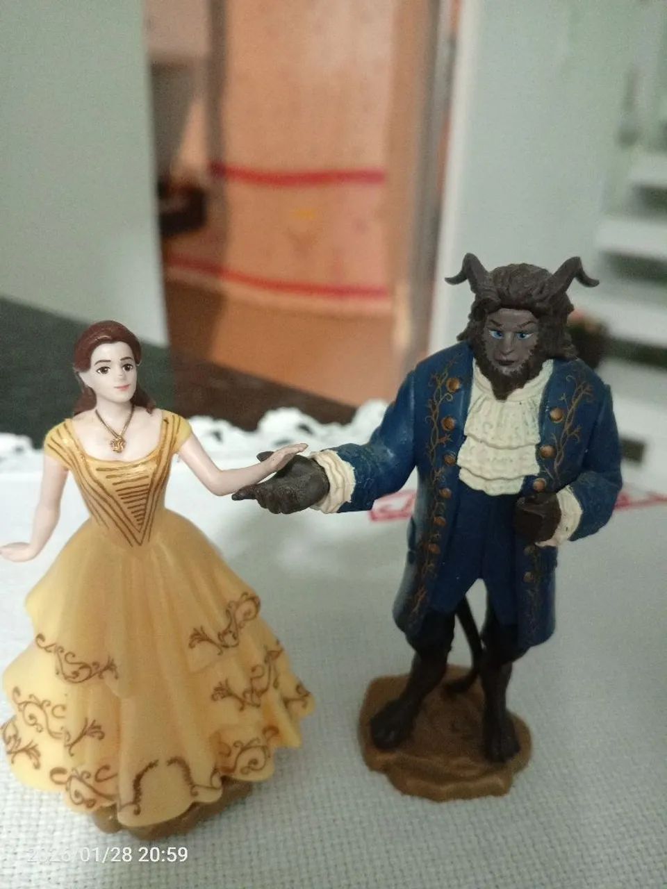Kit a miniatura  bela e a fera horiginal Disney com marcação a bela e a fera tem 9 e 10 cm - Foto 2