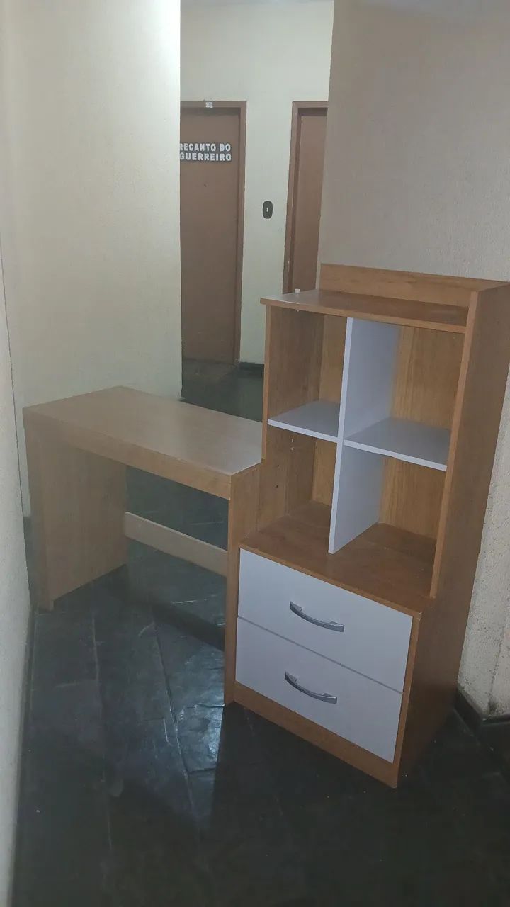 Escrivaninha com duas gavetas seminova 