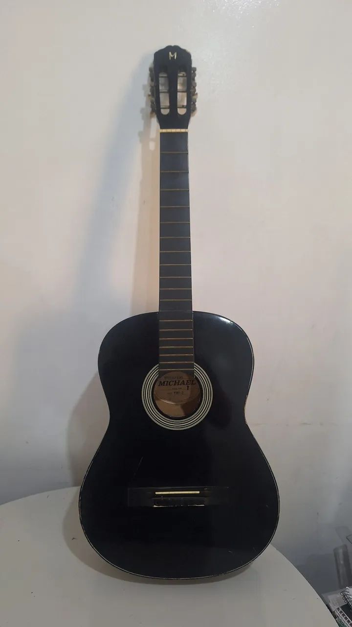 Vendo violão usado com pequenos detalhes 