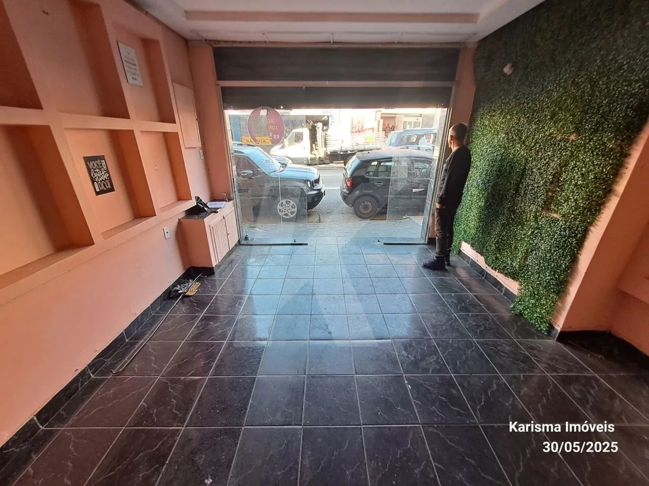 Salão comercial com 2 banheiros e porta de aço - Foto 2