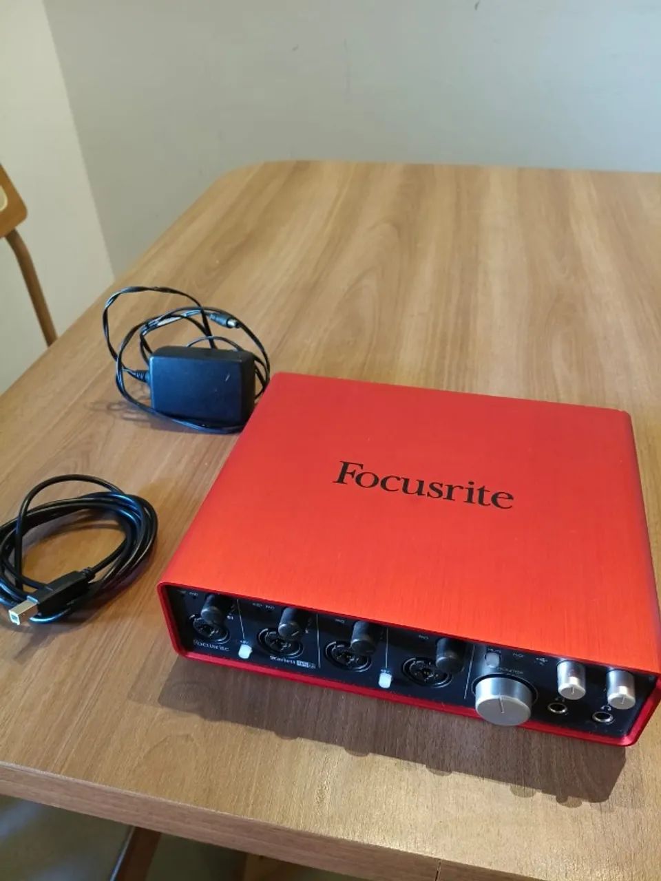 Interface de Áudio Focusrite Scarlett 18i8 2 Geração Impecável