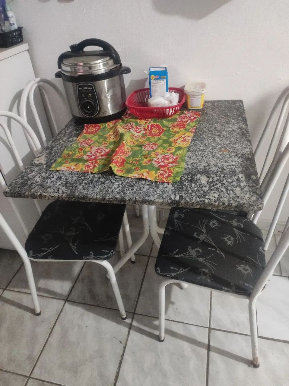 Vendo Mesa 4 Cadeiras pedra de marmore