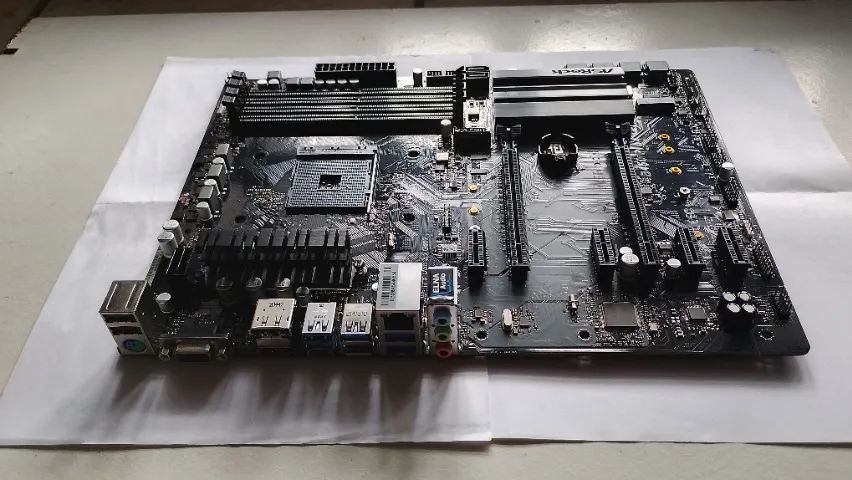 Placa-mãe ASRock B450 Pro4 (com defeito. P/conserto ou retirar componentes) - Foto 3