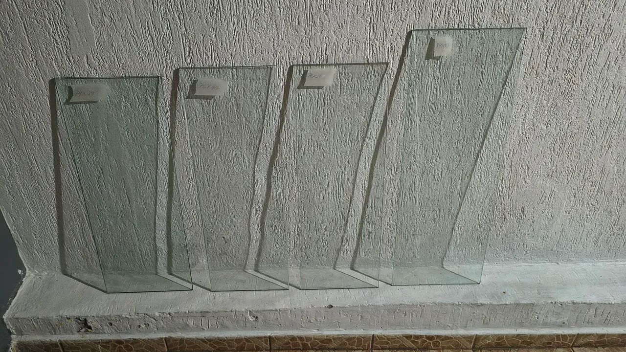 4 prateleiras de vidro com suporte e uma de MDF 