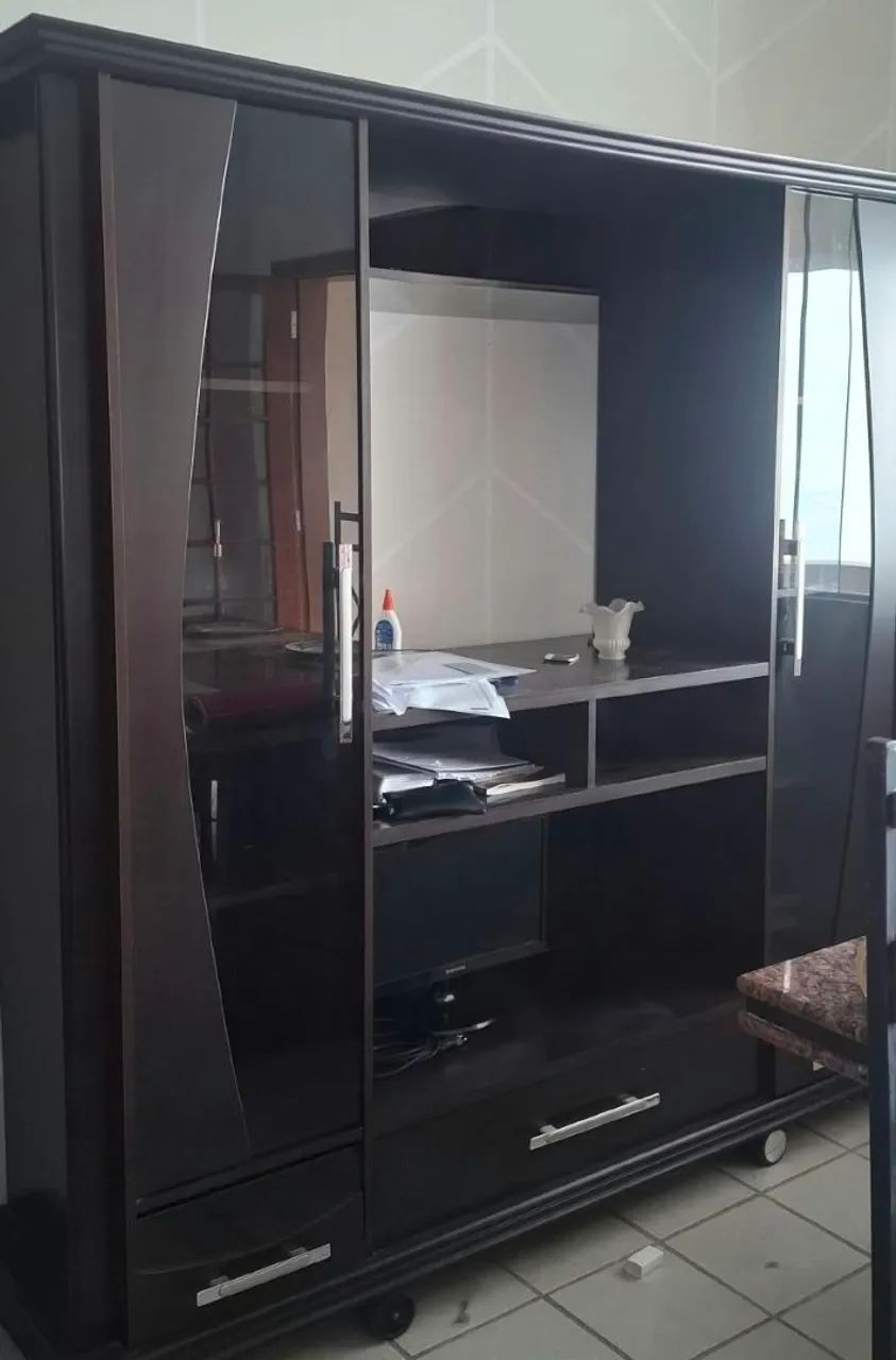 Cristaleira com rodinhas embaixo - cabe uma TV de 32 Polegadas