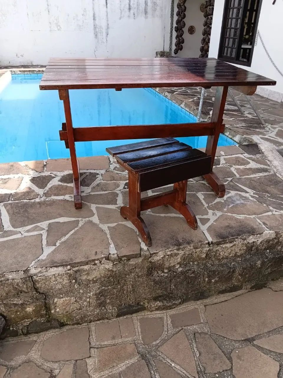 Mesa de madeira com 3 banquetas