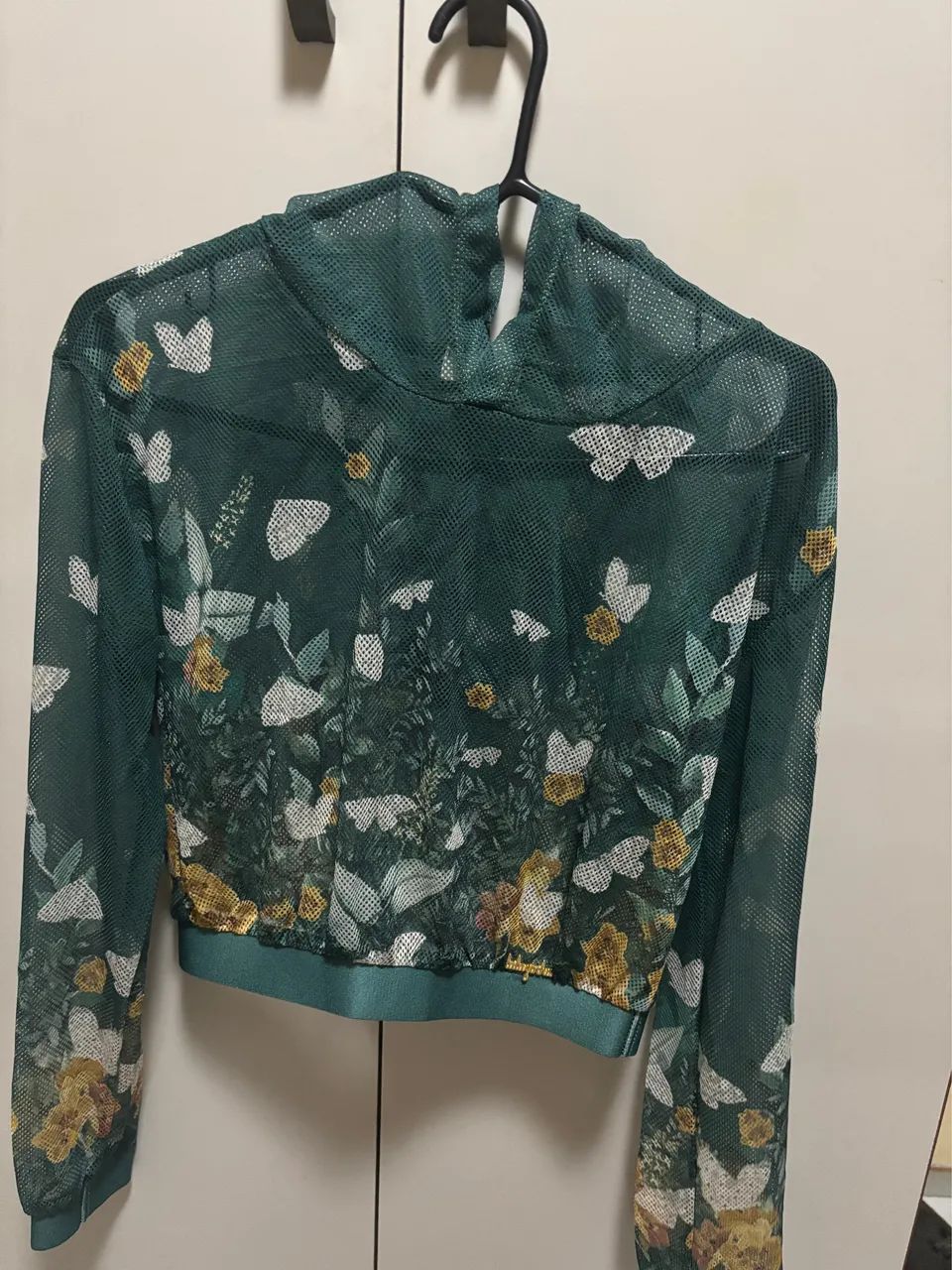 Conjunto; casaquinho de mangas e saia de borboletas.