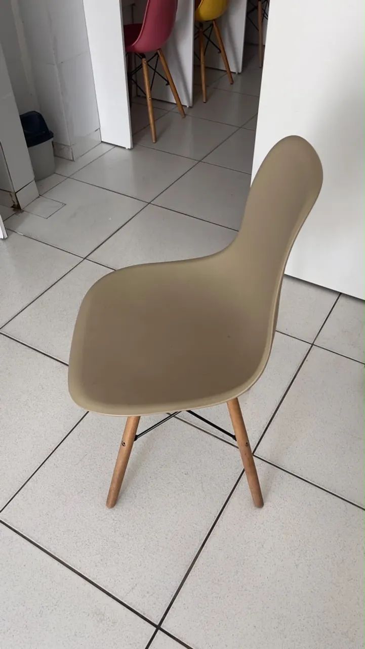 Cadeira EAMES EIFFEL com pés de madeira